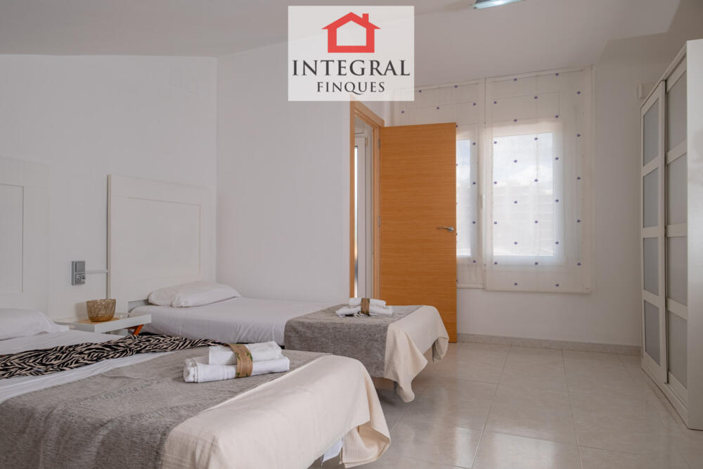 Habitació molt àmplia situada a la tercera planta amb dos llits individuals.
