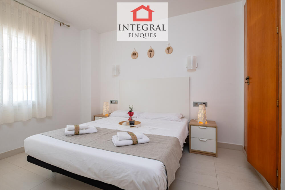 Habitació de matrimoni molt elegant per descansar després d'un dia d'estiu.