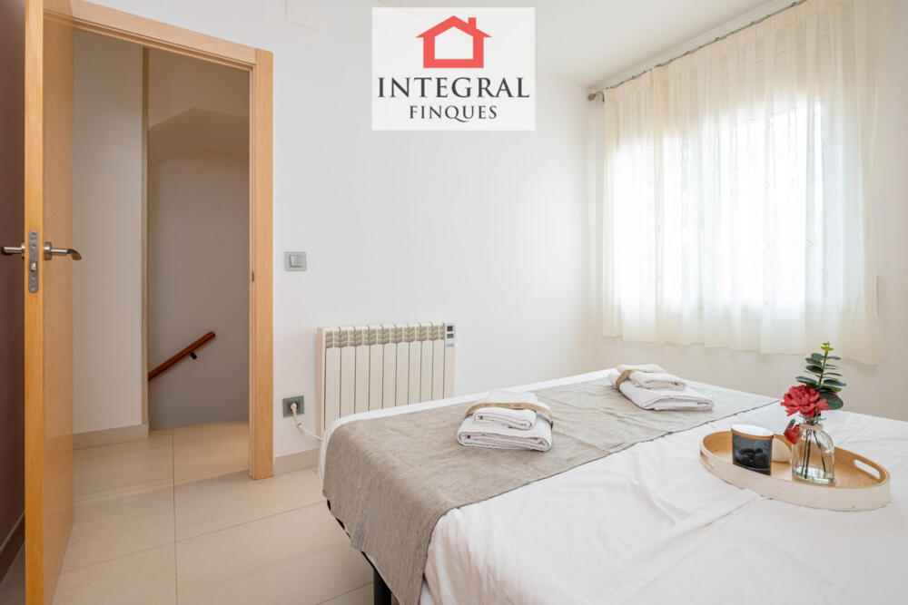 Habitació de matrimoni amb armaris empotrats per guardar l'equipatge.