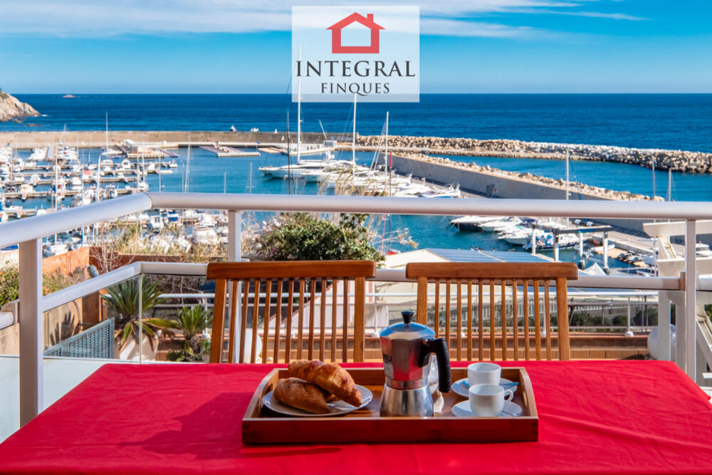 Magnífiques vistes al Port Marina des del balcó de l'apartament. Magnífiques vistes al Port Marina des del balcó de l'apartament.