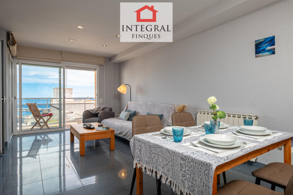 Sala d'estar-menjador amb taula per a 4 persones. Sala d'estar-menjador amb taula per a 4 persones.