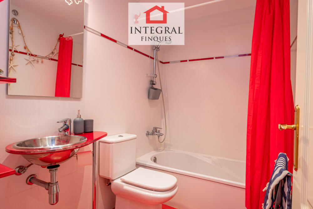 Lavabo amb banyera d'estil retro. Lavabo amb banyera d'estil retro.