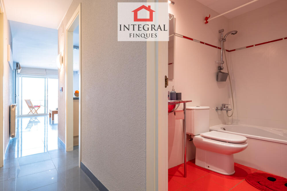 Primer lavabo amb banyera totalment complet. Primer lavabo amb banyera totalment complet.