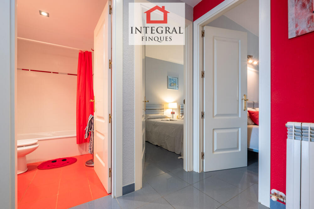 Passadís amb accés al primer lavabo i a les dos habitacions, una de matrimoni i l'altre amb dos llits individuals. Passadís amb accés al primer lavabo i a les dos habitacions, una de matrimoni i l'altre amb dos llits individuals.