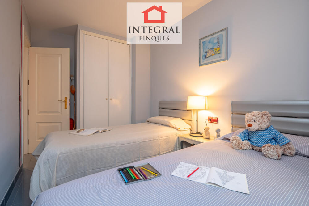 Segona habitació de l'apartament amb dos llits individuals. Segona habitació de l'apartament amb dos llits individuals.