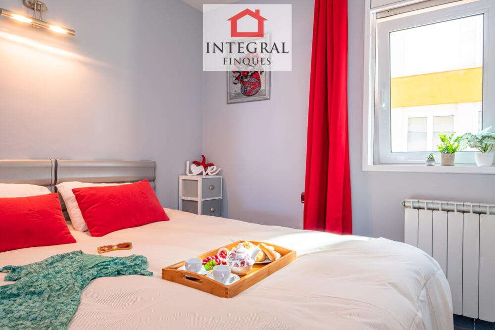 Habitació de matrimoni amb una finestra amb vistes al carrer i un gran armari. Habitació de matrimoni amb una finestra amb vistes al carrer i un gran armari.