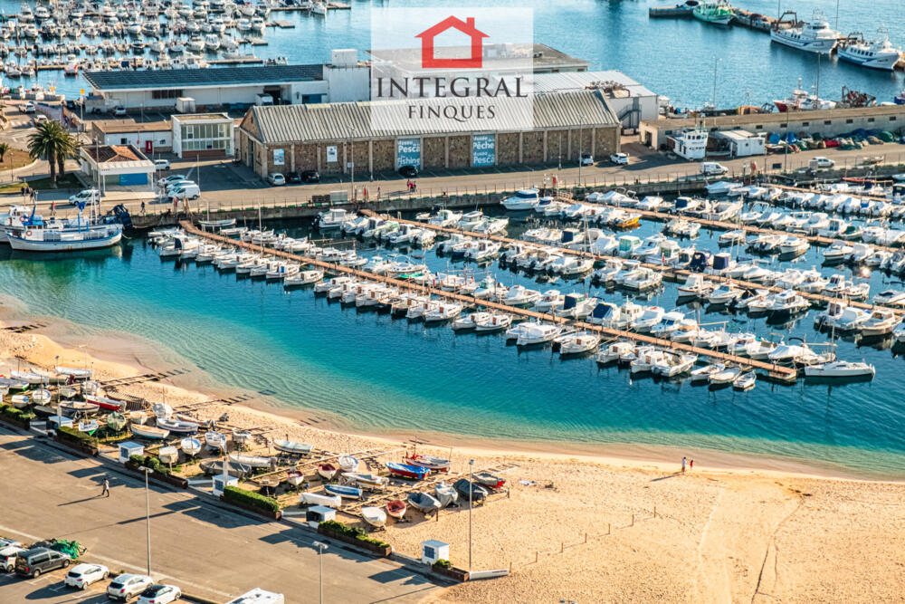 Vistes al Museu de la Pesca, el port marítim i la Platja Gran de Palamós.