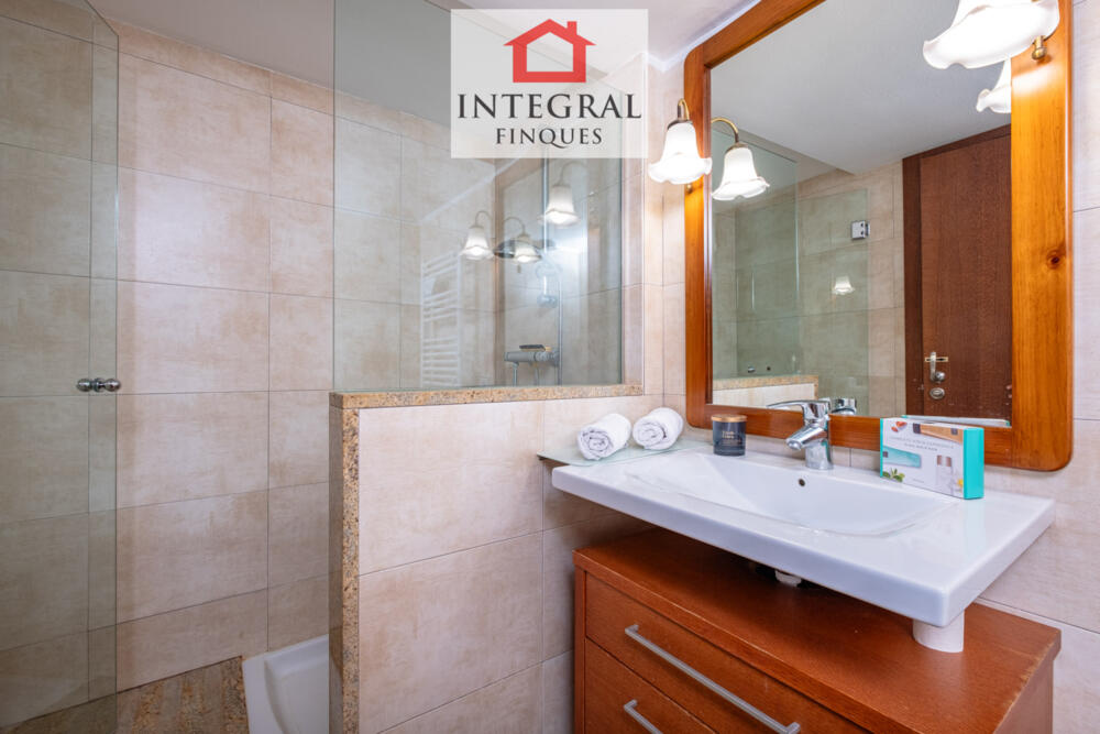 Únic lavabo amb dutxa, rentadora i armaris per guardar el necessari.