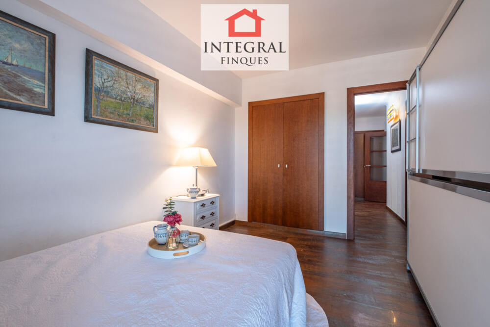 Habitació de matrimoni amb armaris encastats per guardar l'equipatge.