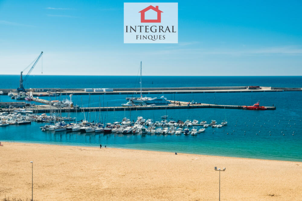 Vistes a l'infinit blau de la Platja Gran de Palamós.