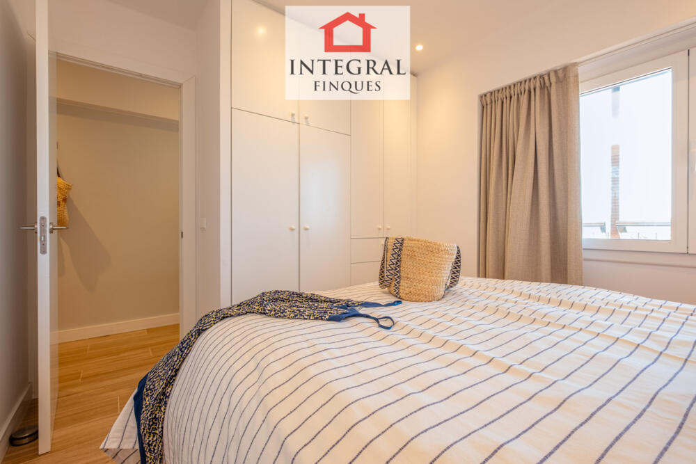 Habitació de matrimoni amb armaris empotrats.