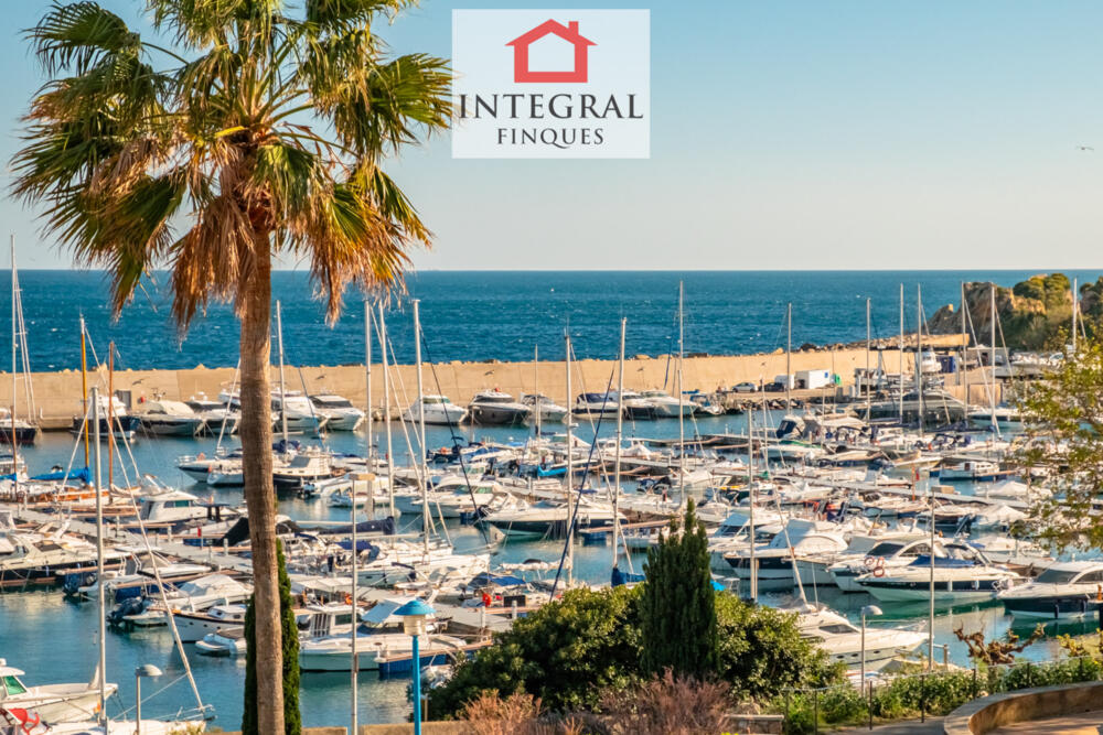 Espectaculars vistes generals al mar mediterrani i al port de Palamós.