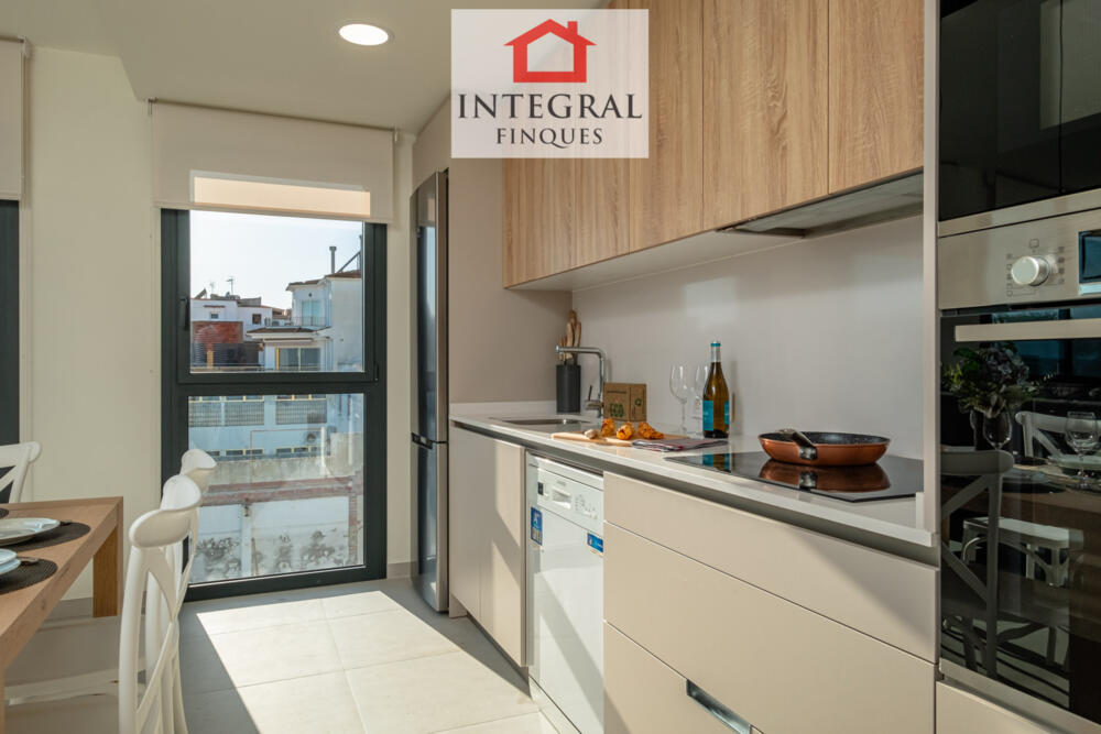 Cuina oberta molt àmplia amb gran finestral que aporta molta lluminositat a l'apartament.