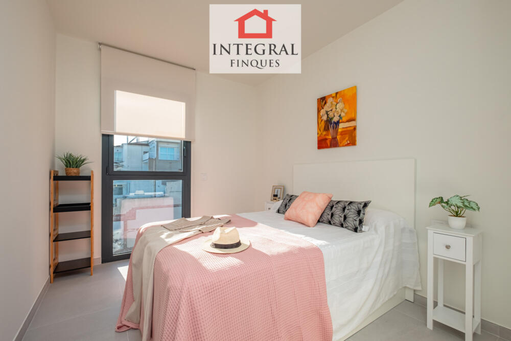 Dormitori amb finestral que aporta molta llum a l'habitació.