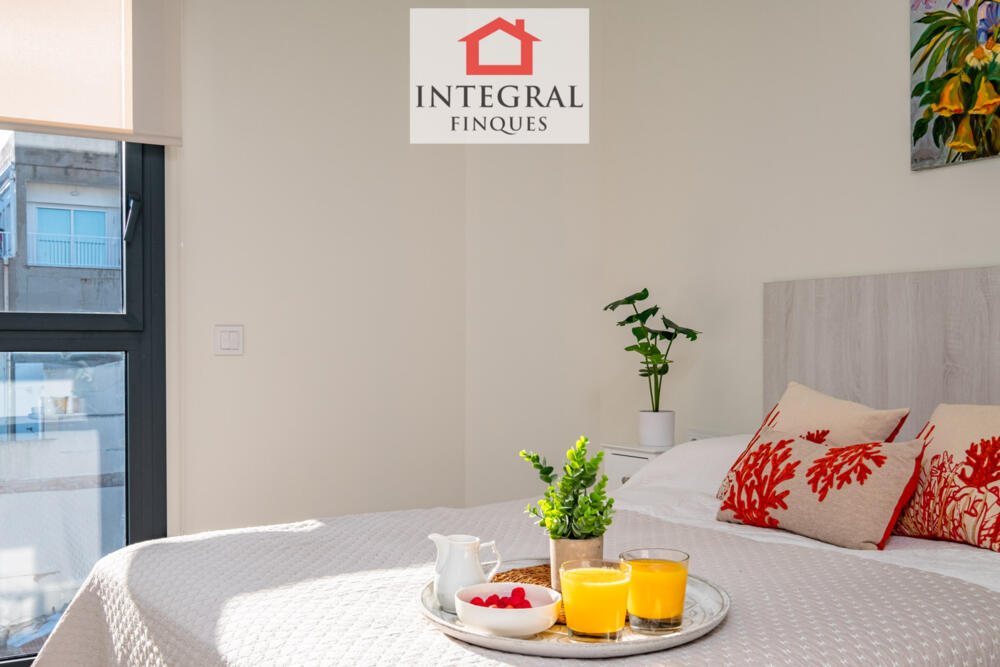 Habitació lluminosa amb finestral.
