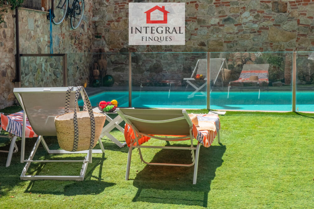 Gandules destinades a prendre el sol i banyar-se a la piscina.