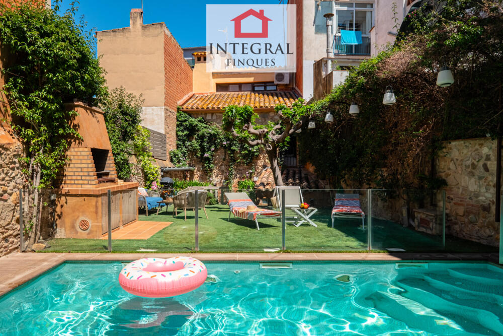 Casa al centre per 8 persones amb piscina.