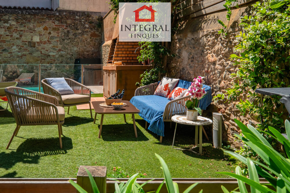 El jardí es divideix amb la zona de piscina i gespa, amb zona de chill out i zona per menjar.