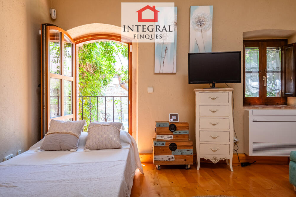 Primera habitació amb un llit de matrimoni i un llit individual amb la seva televisió.