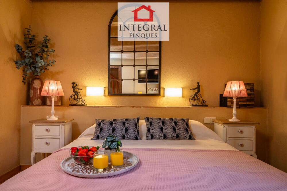 Habitació de matrimoni molt elegant per poder descansar després d'un dia de platja.