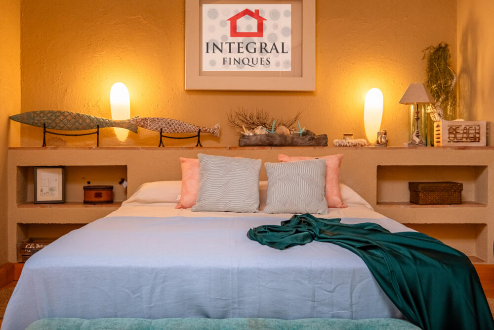 Habitació de matrimoni amb els seus detalls únics.