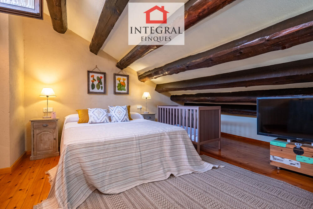 Última habitació amb llit de matrimoni i cuna.