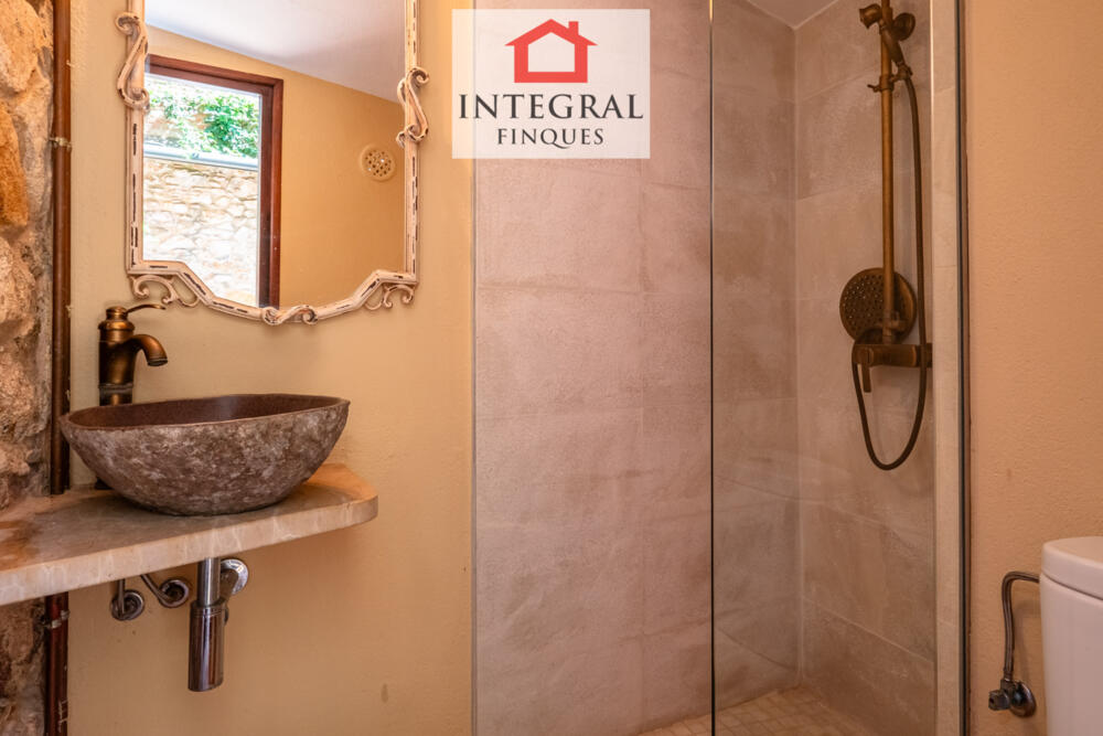 Lavabo exterior totalment reformat amb dutxa.