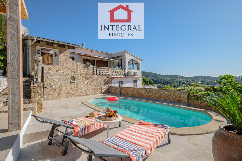Gran zona exterior amb piscina, chill-out i gandules per gaudir dels dies més assolellats.