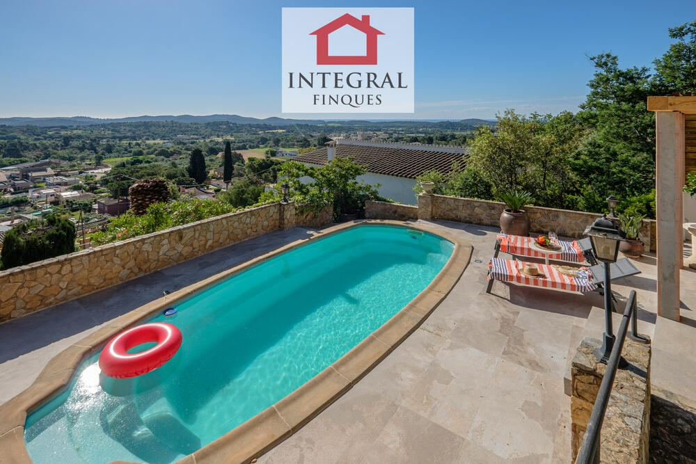 Espectacular casa con piscina ubicada en Vall-llobrega.