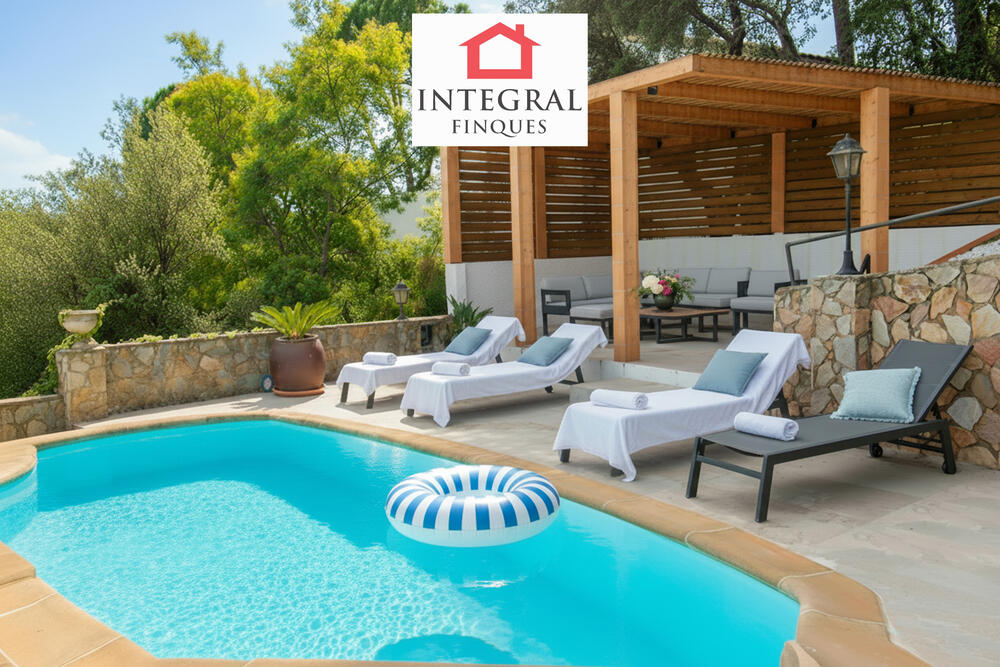 Casa amb piscina per gaudir de l´estiu.