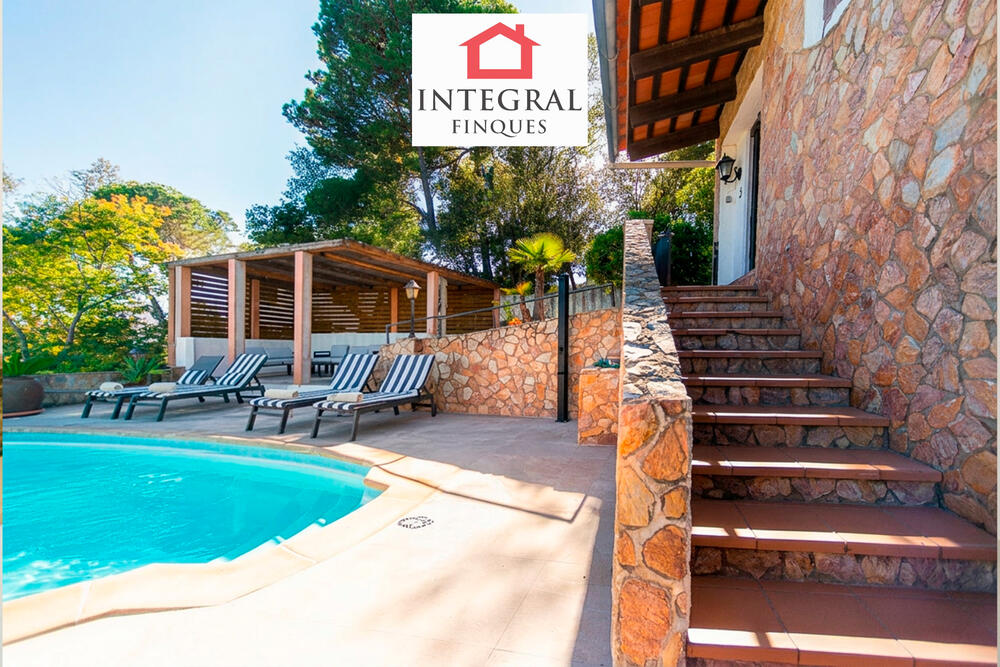 Piscina amb chill-out.