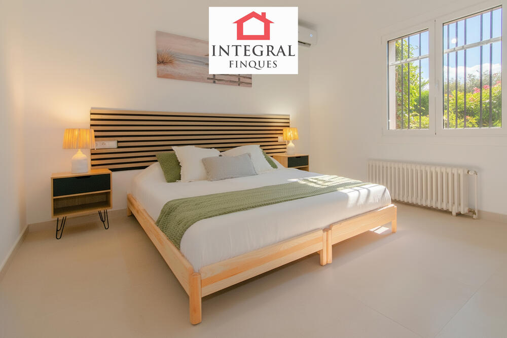 Habitació de matrimoni amb armaris per deixar equipatge.