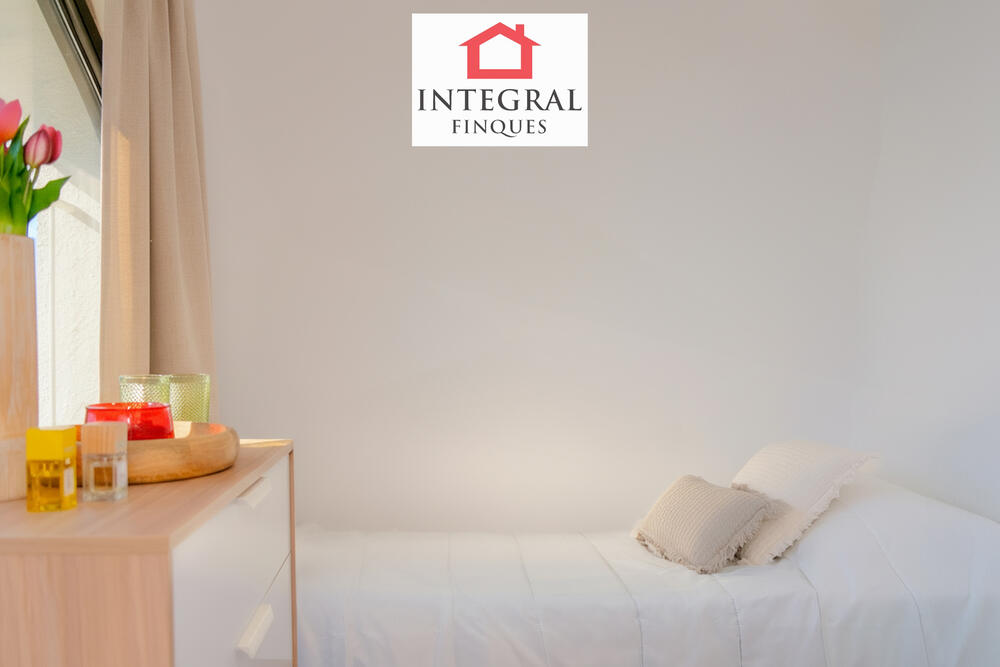 Habitació amb còmoda per desar la roba.