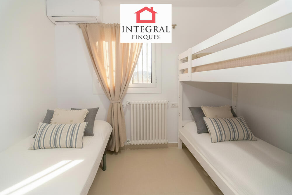 Habitació amb un llit individual i una llitera apte per a 3 persones.