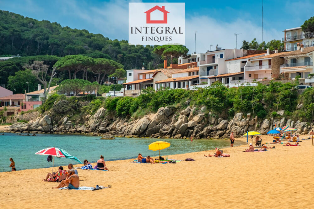 Casa amb accés directe a la platja de La Fosca.
