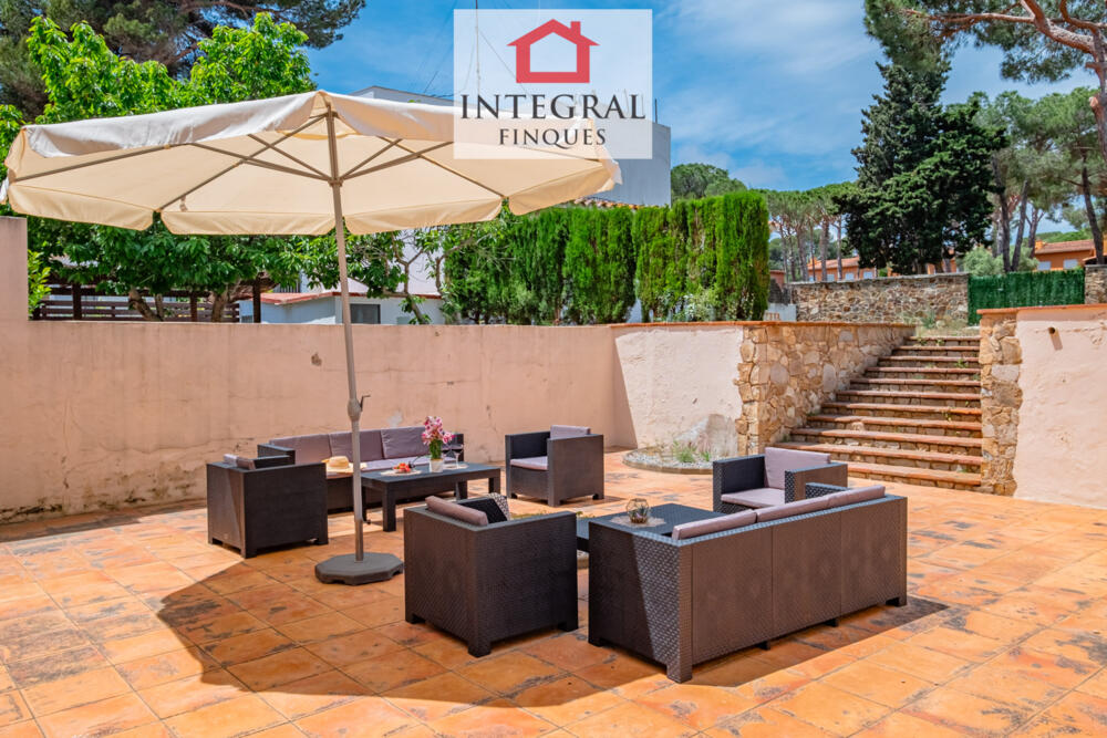 Gran espai de la casa amb chill-out per a 9 persones.