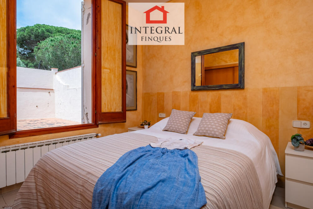 Habitació de matrimoni amb finestra que dona al pati.