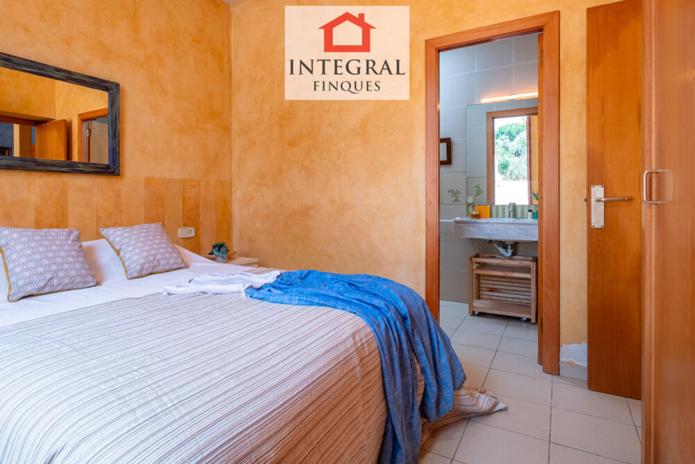 Gran habitació de matrimoni amb armaris.