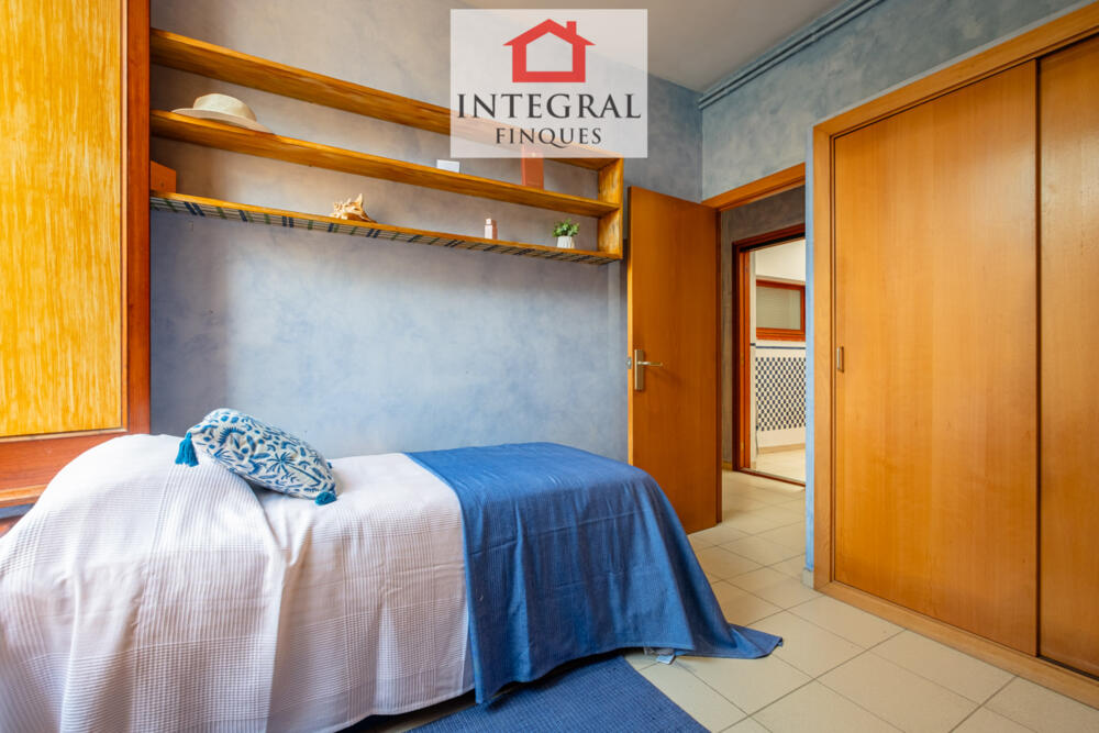 Habitació individual en suite amb grans armaris.