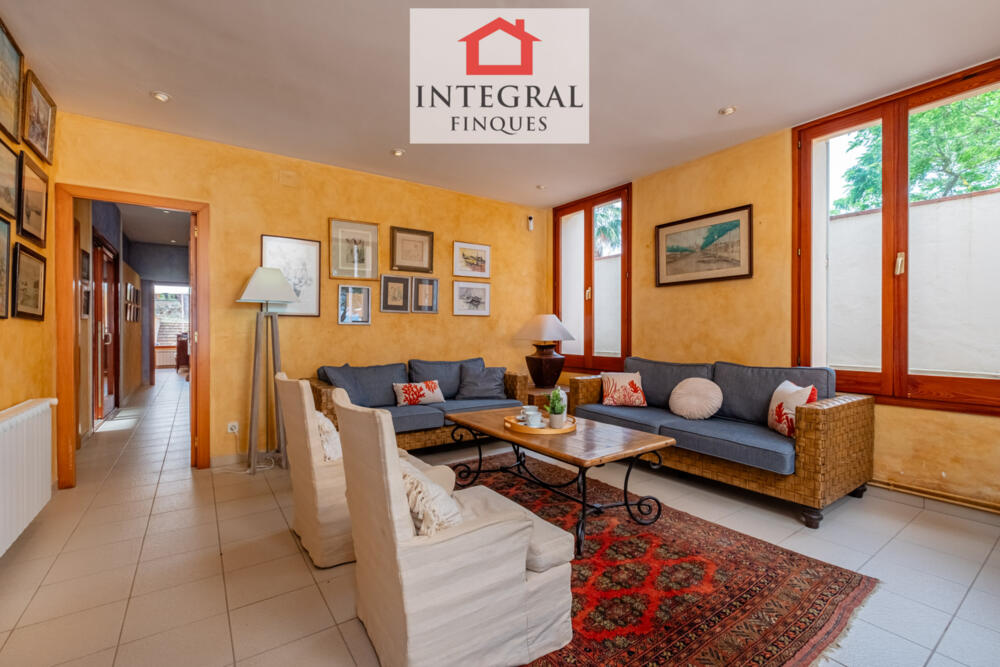 Sala d'estar que connecta el passadís amb les habitacions.