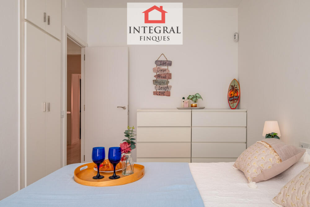 Primera habitació molt ample amb decoració d'estil de costa.