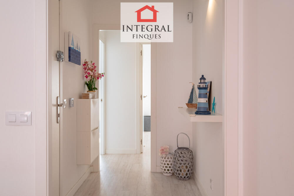 Passadís amb accés a les dues habitacions de l'apartament.