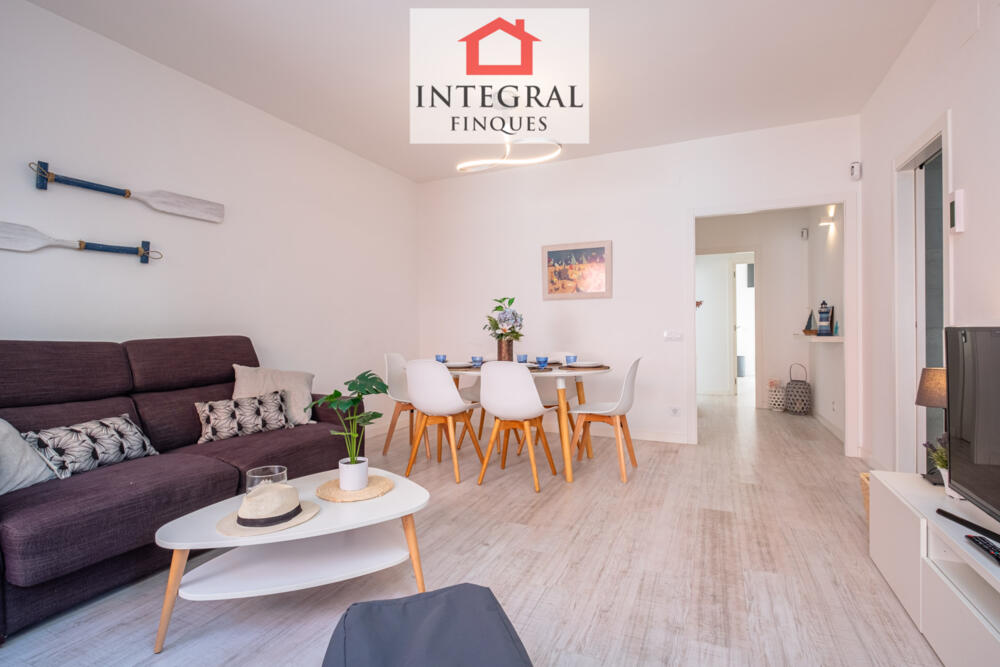 Gran sala d'estar-menjador amb Smart Tv.