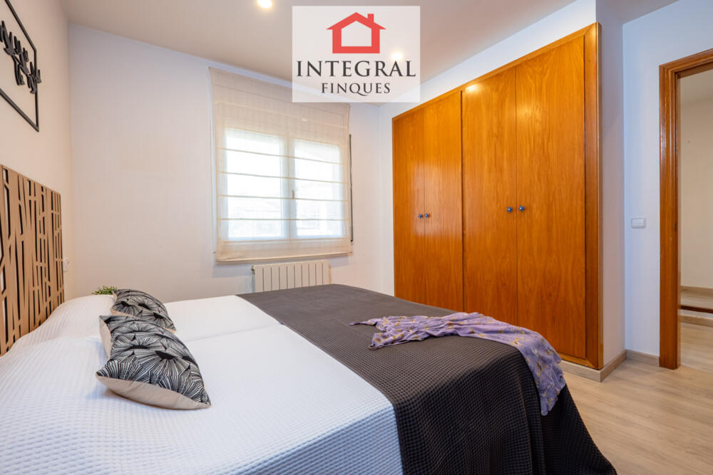 Habitació de matrimoni amb un gran armari per guardar l'equipatge.
