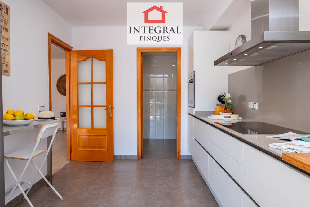Cuina moderna amb accés al jardí!