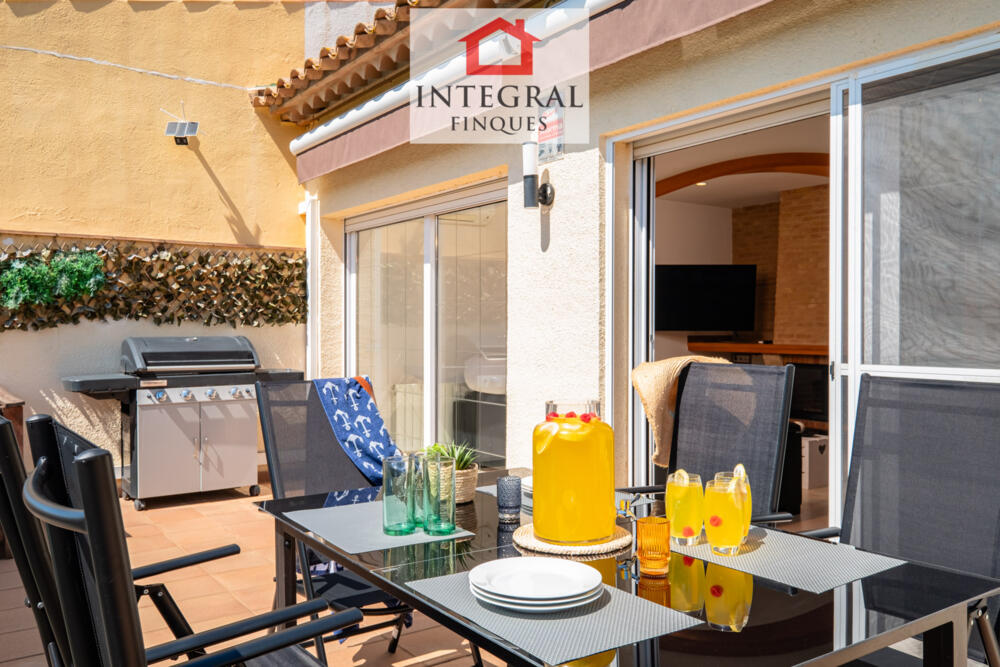 Terrassa amb barbacoa amb accés a l´interior de la casa.