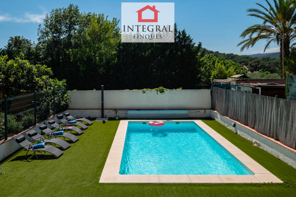Gran piscina amb gandules per poder gaudir dels dies assolellats.