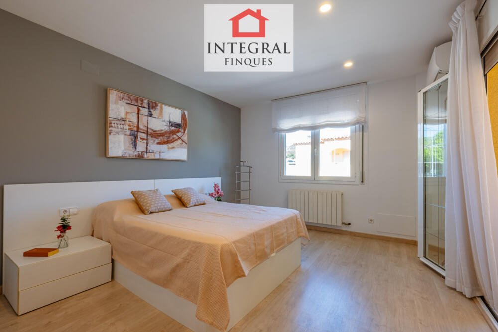 Habitació amb sortida al balcó privat.