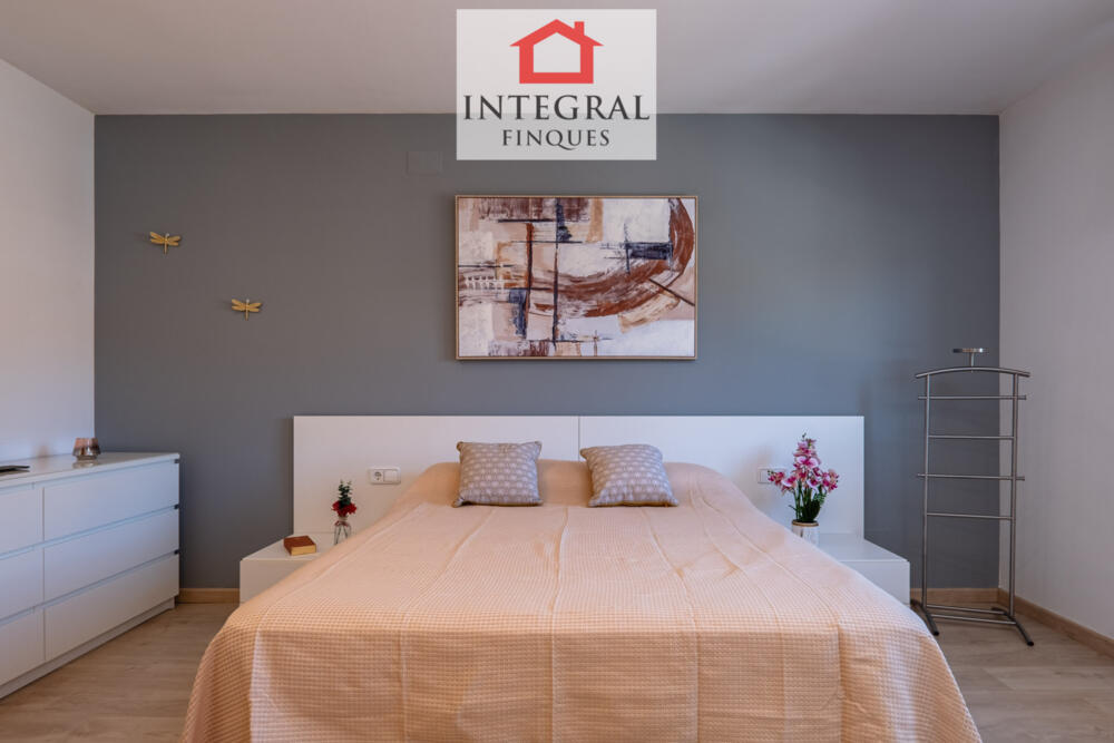 Habitació de matrimoni amb molt d'espai i armaris.