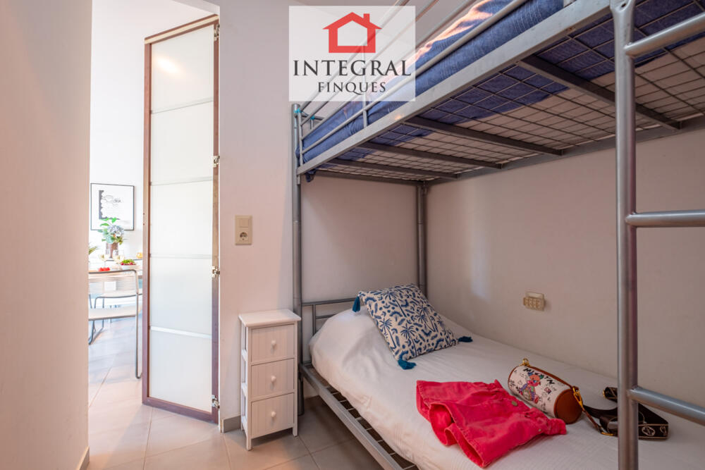 Habitació amb capacitat per a dues persones amb accés directe al menjador.